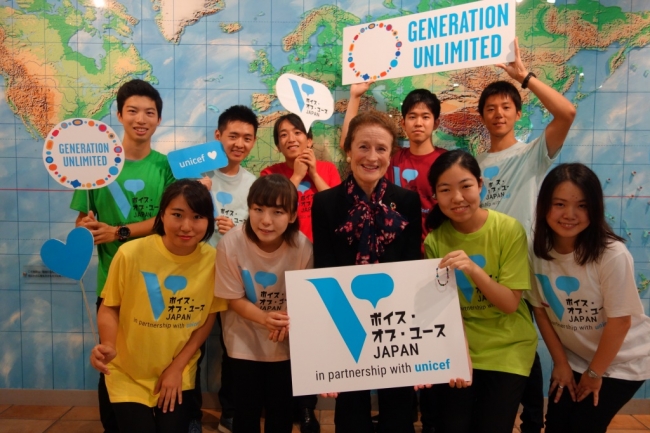 ユニセフ事務局長ヘンリエッタ・フォア（写真前列中央）と、『ボイス・オブ・ユース JAPAN』開設に携わった東京大学の学生たち。(C)UNICEF Tokyo_2018