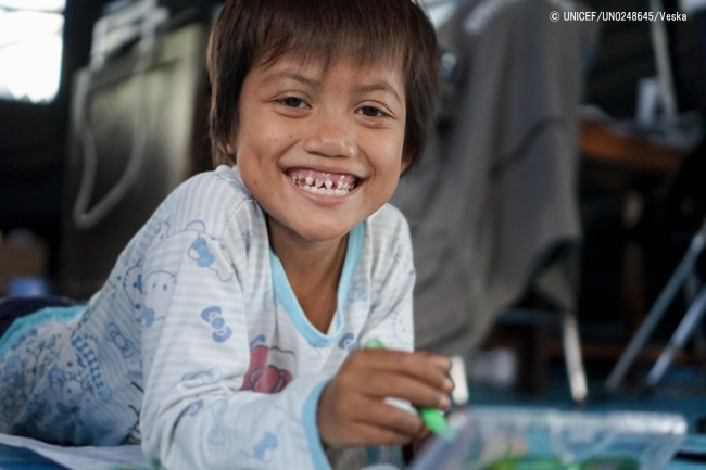 被災したスラウェシ島で、心理社会的ケアを受け笑顔になる女の子。(2018年10月10日撮影) (C) UNICEF_UN0248645_Veska