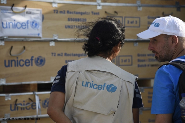 パルに到着した仮設教室のためのテントを確認するユニセフのスタッフ。(2018年10月16日撮影) (C) UNICEF_UN0248665_Watson