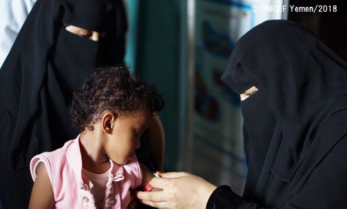 栄養不良の検査を受ける女の子。(C) UNICEF Yemen_2018