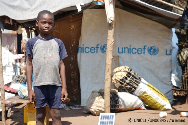 コンゴ民主共和国カサイ州から安全を求めて隣国のアンゴラに逃れ、アンゴラの難民キャンプで暮らす男の子。（2017年5月30日撮影）(C) UNICEF_UN068427_Wieland
