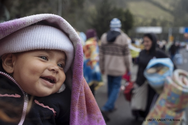 母親と一緒にコロンビアとエクアドルの国境に到着したばかりの、生後8カ月のヘイリー・レデスマちゃん。(2018年8月撮影) (2018年8月撮影) (C) UNICEF_UN0247714_Arcos