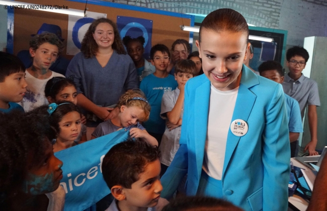 11月20日の「世界子どもの日」に合わせ、「Go Blue」キャンペーンのビデオを撮影する俳優のミリー・ボビー・ブラウン。(2018年8月撮影) © UNICEF_UN0248272_Clarke