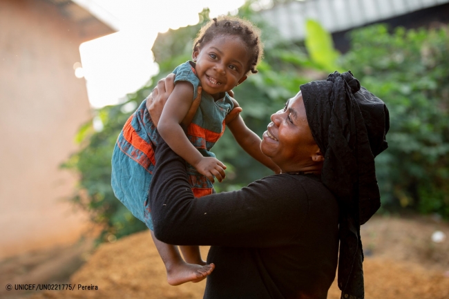 治療によりHIVの母子感染を予防することができた、カメルーンのアントワネットさんと娘のナターシャちゃん。(2018年7月撮影) © UNICEF_UN0252805_Schermbrucker