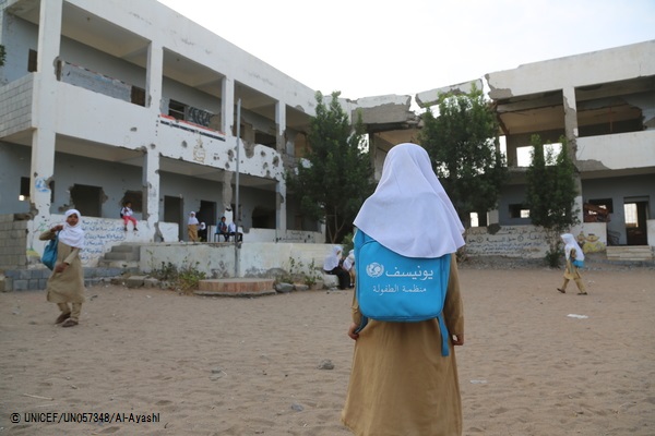 損傷を受けた学校に通う女の子。(2017年3月撮影) © UNICEF_UN057348_Al-Ayashi