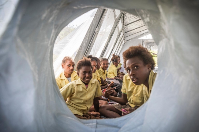 仮設の学校として使用されているテント内に座る、バヌアツの子どもたち。(2015年3月撮影)　© UNICEF_UNI181864_Sokhin
