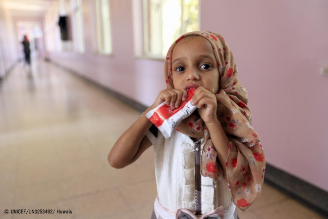 サヌアの病院ですぐに食べられる栄養治療食(RUTF)を食べる女の子。(2018年11月2日撮影) (C) UNICEF_UN0253492_Huwais