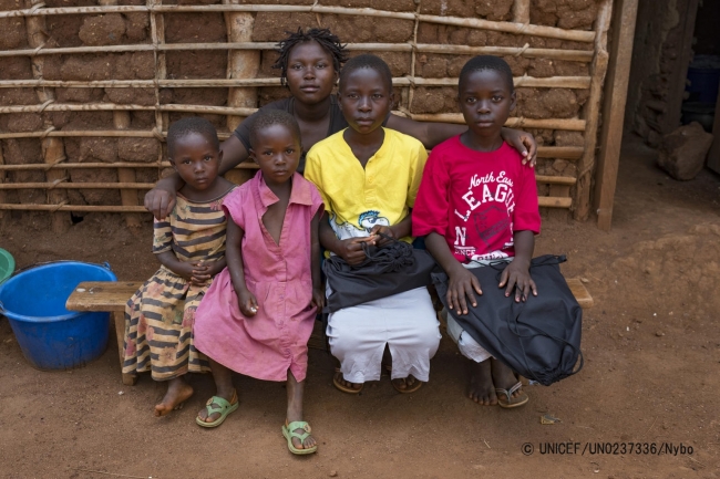 コンゴ民主共和国で起きた暴力によって数年前に母を失い、伯母に育てられていた子どもたち。しかし伯母もエボラ感染で死亡し、孤児になった。今は一番上の姉（18歳）が父親と母親代わりとして子どもたちの面倒を見ている。(C) UNICEF_UN0237336_Nybo