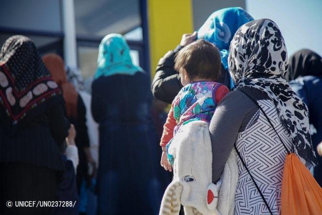 ギリシャのレスボス島に到着した、幼い子どもを連れた家族。（2018年9月20日撮影）(C) UNICEF_UN0237288