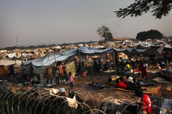 © UNICEF/NYHQ2013-1287/Pierre Terdjman　鉄条網に囲まれた難民キャンプで生活する人々。3,000人以上が避難所に身を寄せている。