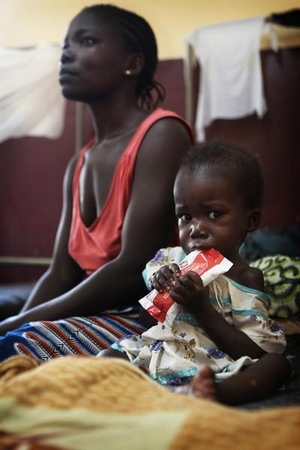© UNICEF/NYHQ2013-1288/Pierre Terdjman  バンギの病院で栄養治療食を食べている子ども。