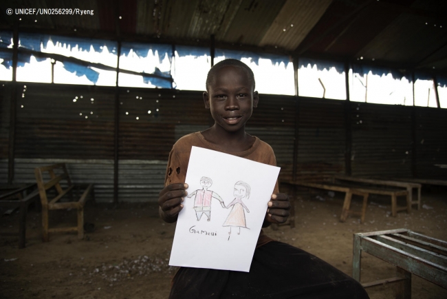 2年前に離ればなれになった両親の絵を持つ11歳の男の子。(2018年10月30日撮影) (C) UNICEF_UN0256299_Ryeng