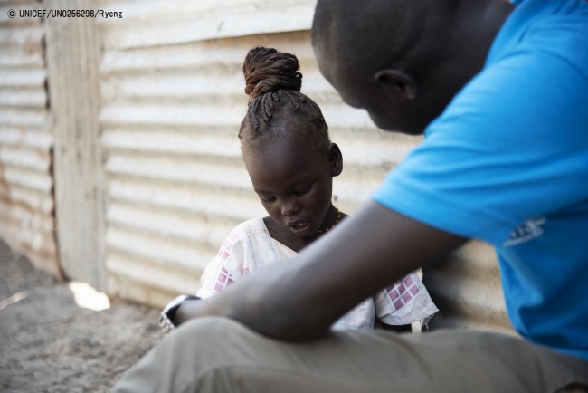 ユニセフのケースワーカーと話す、4年間両親と離ればなれの5歳の女の子。(2018年10月30日撮影) (C) UNICEF_UN0256298_Ryeng