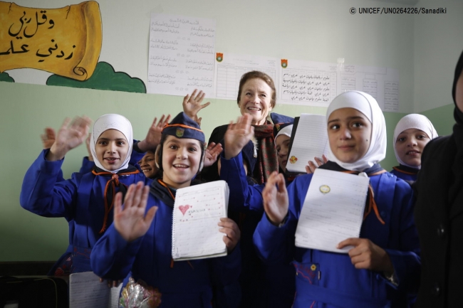 ヘンリエッタ・フォア事務局長と一緒に手を振る、小学校に通う女の子たちと。(2018年12月10日撮影) (C) UNICEF_UN0264226_Sanadiki
