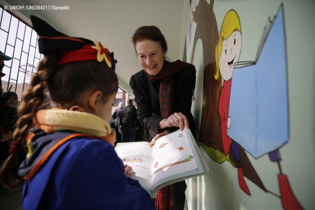 ユニセフが支援するドゥーマの小学校を訪問し、女の子と話をするヘンリエッタ・フォア事務局長。(2018年12月10日撮影) (C) UNICEF_UN0264217_Sanadiki