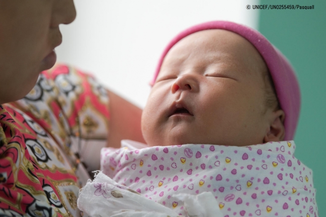 モンゴル・ウランバートルの病院で、母親に抱かれる生まれたばかりの赤ちゃん。(2018年9月撮影) © UNICEF_UN0255459_Pasquall