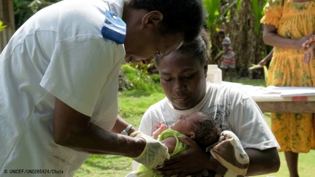 ドローンで届けられた最初のワクチン接種をする看護師のMiriam Nampil。© UNICEF_UN0265424_Chute