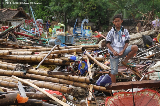津波の被害を受けたバンテン州Tanjung Lesungで、瓦礫の中にたたずむ少年。(2018年12月24日撮影) (C) UNICEF_UN0267819_Ipank AFP-Services
