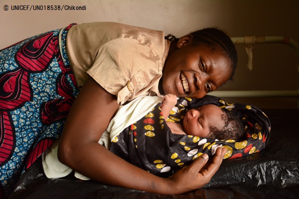 難産の末に生まれてきた息子を抱きしめ、喜ぶマラウイの母親。(2016年3月撮影) © UNICEF_UN018538_Chikondi