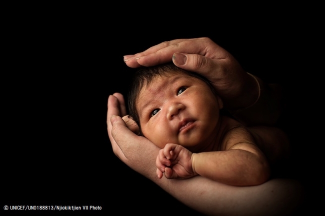 母親に抱えられる生後2週間のモンゴルの赤ちゃん。(2018年3月撮影) © UNICEF_UN0188813_Njiokiktjien VII Photo