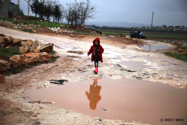 水浸しになった道を歩く子ども。(2018年11月撮影) (C) UNICEF_MENA