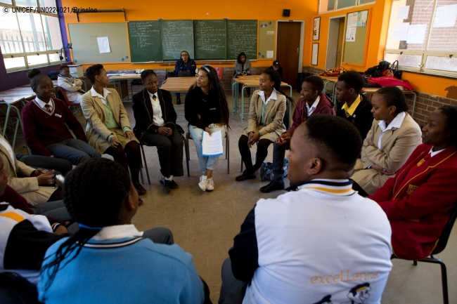 南アフリカの高校で、学校における暴力について話し合う生徒たち。 (2018年7月撮影) © UNICEF_UN0224021_Prinsloo
