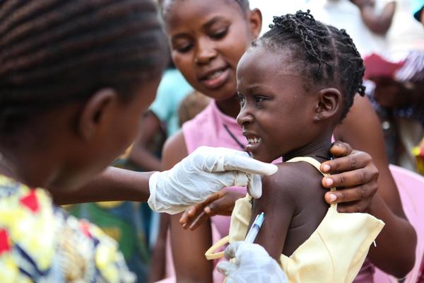 © UNICEF/NYHQ2013-0287/Jordi Matas  バンギではしかの予防接種を受ける女の子
