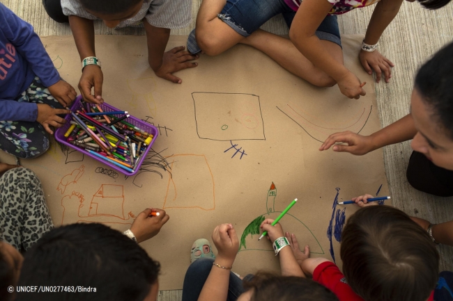 ユニセフの子どもにやさしい空間で、グアテマラの家を描く子どもたち。(2019年1月29日撮影) (C) UNICEF_UN0277463_Bindra