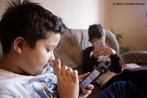 携帯電話ゲームで遊ぶセルビアの子どもたち。(2016年11月撮影) © UNICEF_UN040855_Bicanski