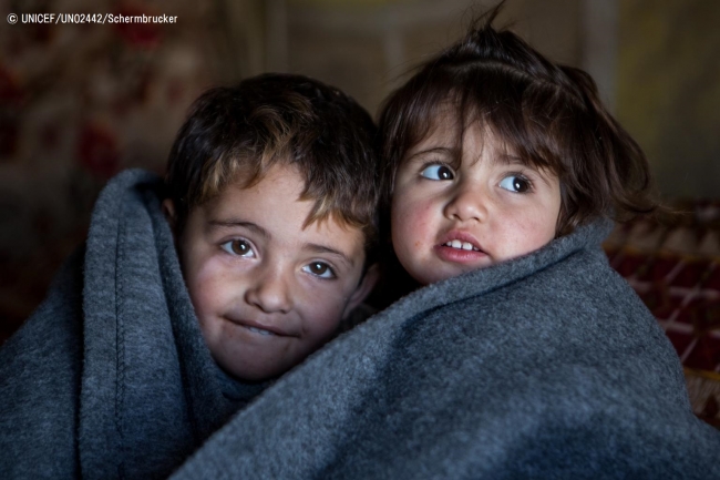 イラク北部の難民キャンプで、毛布にくるまる子どもたち。© UNICEF_UN02442_Schermbrucker