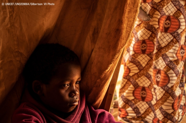 アルジェリアからニジェールに強制送還される際、追い回されトラウマを抱えた11歳の男の子。(2018年5月撮影) (C) UNICEF_UN0209664_Gilbertson VII Photo