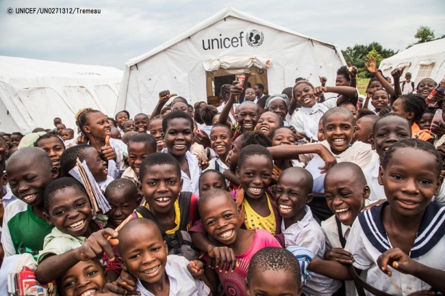 コンゴ民主共和国の仮設教室で学ぶ国内避難民の子どもたち。(2018年10月撮影) (C) UNICEF_UN0271312_Tremeau