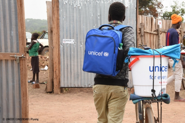 武装グループから解放され、服や靴、基本的日用品などが入った社会復帰パッケージを受け取った男の子。(2019年2月12日撮影) (C) UNICEF_UN0280461_Ryeng