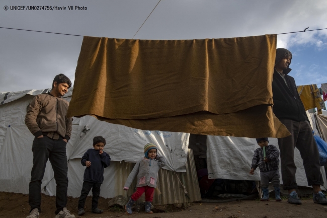 ギリシャ・レスボス島の受入・身元確認センターに滞在する子どもたち。(2018年12月撮影) © UNICEF_UN0274756_Haviv VII Photo