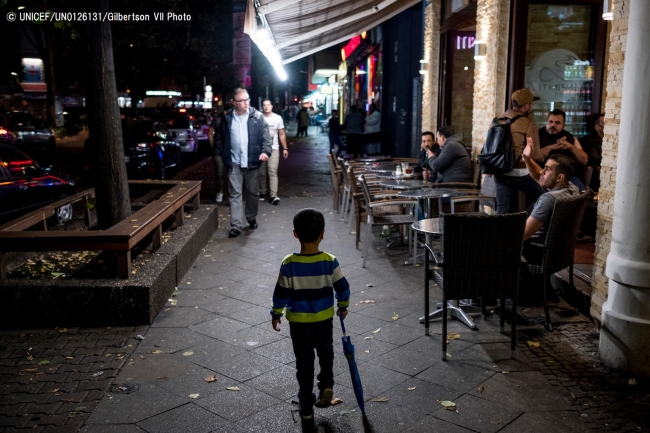 ドイツ・ベルリンの街を、ひとりで歩くシリア難民の5歳の男の子。(2017年9月撮影) © UNICEF_UN0126131_Gilbertson VII Photo 