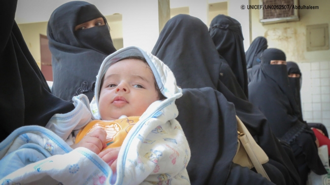 赤ちゃんに保健サービスを受けさせるため、列になって待つ母親たち。(2018年12月撮影) © UNICEF_UN0262507_Abdulhaleem