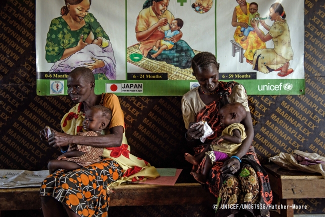 栄養治療食（RUTF）を幼い子どもに与える母親たち。© UNICEF_UN067936_Hatcher-Moore