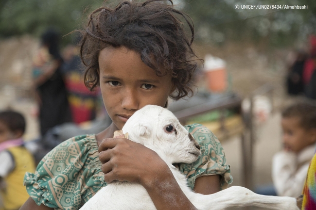 大切そうにヤギを抱える女の子。(2018年10月撮影) © UNICEF_UN0276434_Almahbashi