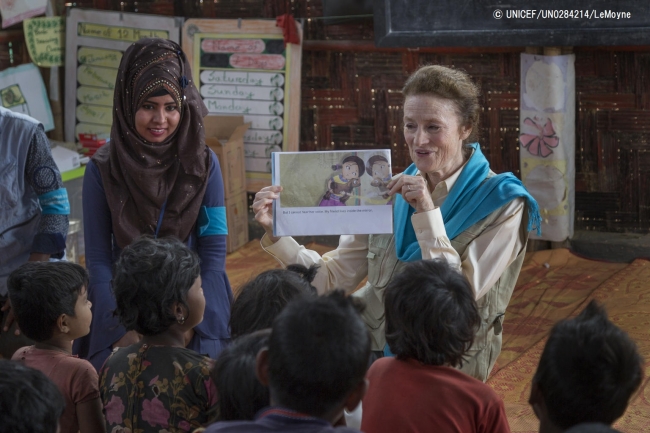 学習センターを訪問し、子どもたちと触れ合うヘンリエッタ・フォア事務局長。© UNICEF_UN0284214_LeMoyne