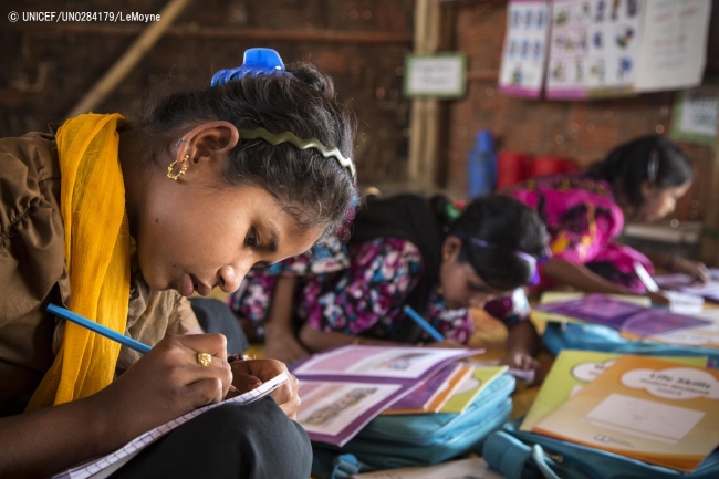 4、5年生レベルのクラスで勉強する女の子たち。© UNICEF_UN0284179_LeMoyne