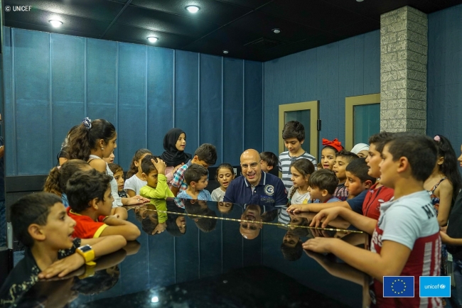 レバノンのスタジオで行われたワークショップで、ジアド・ラバーニ氏と一緒に歌う子どもたち。© UNICEF