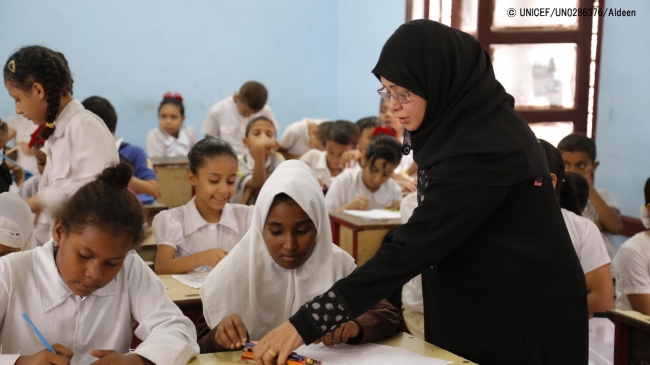 授業中、先生に教えてもらう12歳のファティマさん。© UNICEF_UN0286376_Aldeen