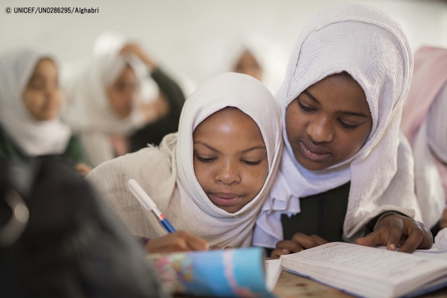 授業の内容をノートにとる12歳のラニアさん。© UNICEF_UN0286295_Alghabri