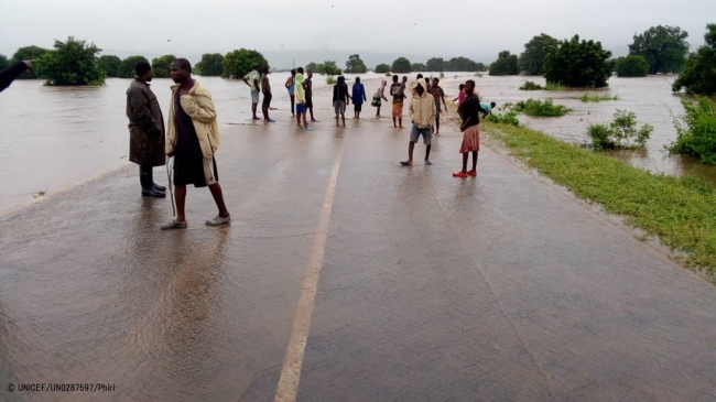 浸水した道路で困惑する人たち。(2019年3月11日撮影) © UNICEF_UN0287597_Phiri