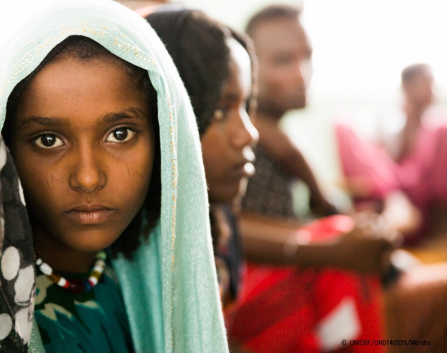 女性性器切除を受け、重度の感染症に苦しむ14歳のアイシャさん。(エチオピア) © UNICEF_UN0140826_Mersha
