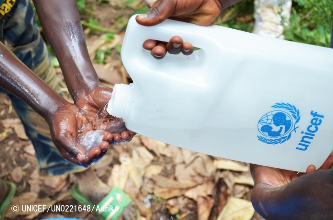 石けんときれいな水を使って手洗いをする子ども。ユニセフは、感染症予防になる手洗いの習慣を広めるための啓発活動もしている。（ウガンダ）© UNICEF_UN0221648_Adriko
