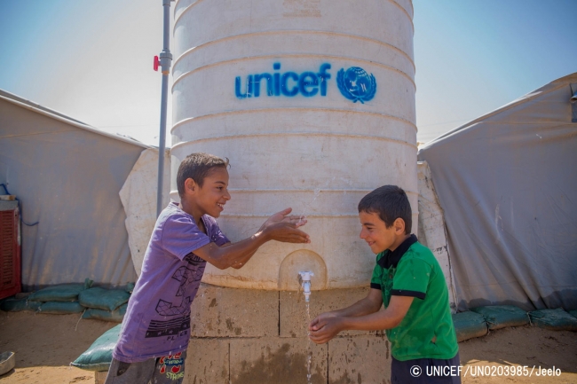 避難民キャンプで暮らす兄弟。ユニセフは紛争から逃れてきた難民・避難民に命を守る安全な水を提供している。（イラク）© UNICEF_UN0203985_Jeelo