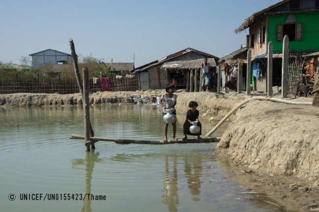 池の水を汲む、幼い女の子たち。ラカイン州中部にあるこのキャンプでは、4000人のロヒンギャの人々が暮らしている（ミャンマー）© UNICEF_UN0155423_Thame