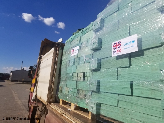 ジンバブエの被災地に届けられる人道支援物資。© UNICEF Zimbabwe_2019