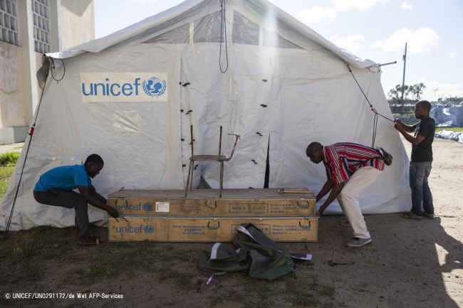モザンビークの被災者に、支援物資を配るためのテントを設置する人たち。© UNICEF_UN0291172_de Wet AFP-Services